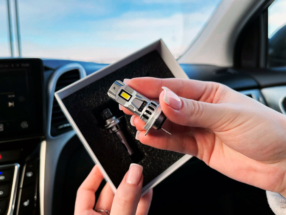 Замена галогеновых ламп в поворотном свете Hyundai i30 2g. На светодиодные лампы iBOX VEGA H7 PRO.